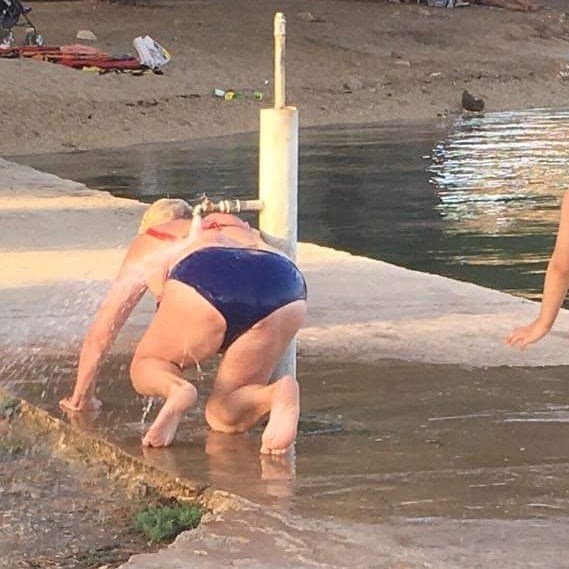 Žena nasmijala društvene mreže: Na plaži nije našla tuš pa se snašla na genijalan način