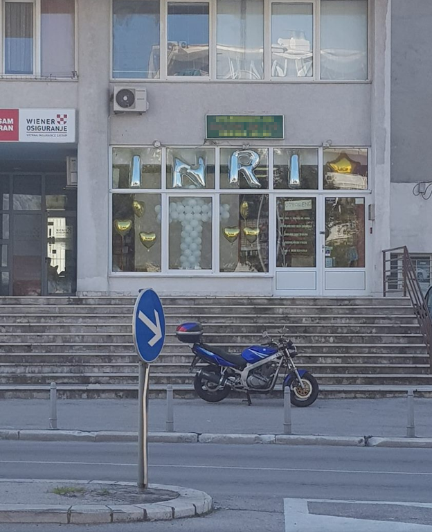 Dućan s balonima na neobičan je način pokazao što imaju, pogledajte kako su uredili izlog