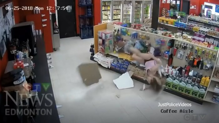 Neobična snimka prikazuje ženu kako pada kroz strop trgovine dok bježi od policije