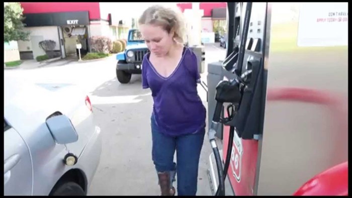 VIDEO Žena koja je rođena bez ruku pokazala je kako sama toči gorivo na benzinskoj postaji