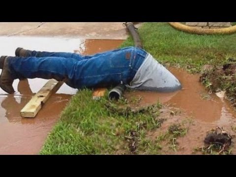 Slika radnika koji je zaronio glavu u prljavu vodu obišla je svijet, a njega je dočekalo dodatno iznenađenje