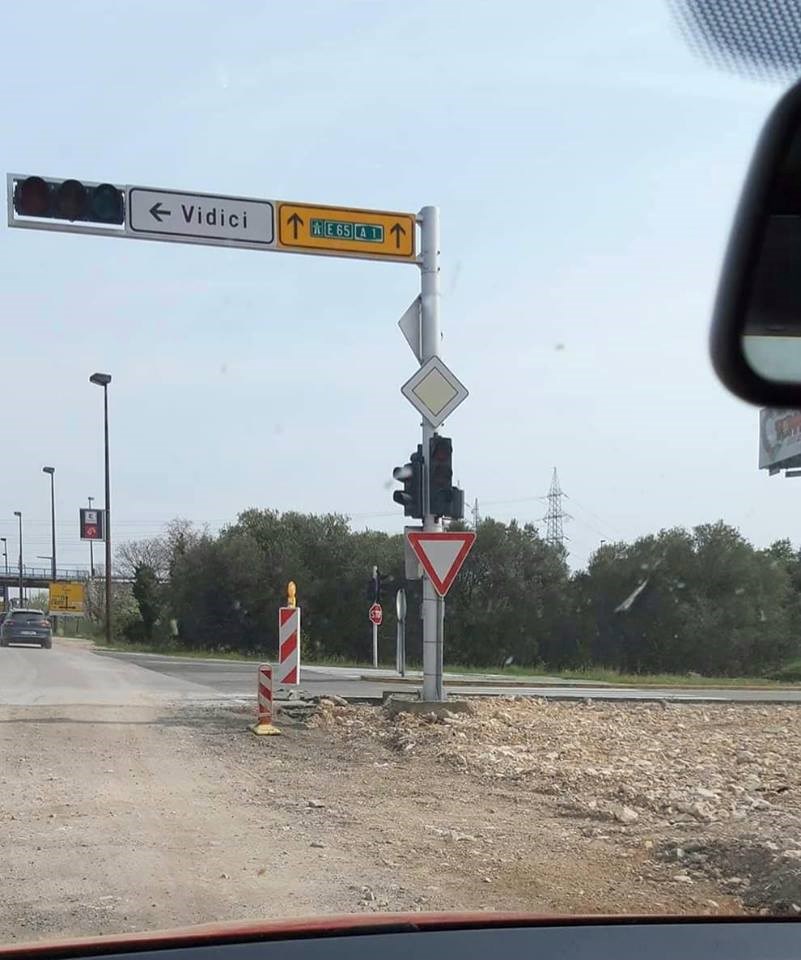 VOZAČI, ZNATE LI PRAVILA? Što vas zbunjuje na ovom raskrižju u Šibeniku?