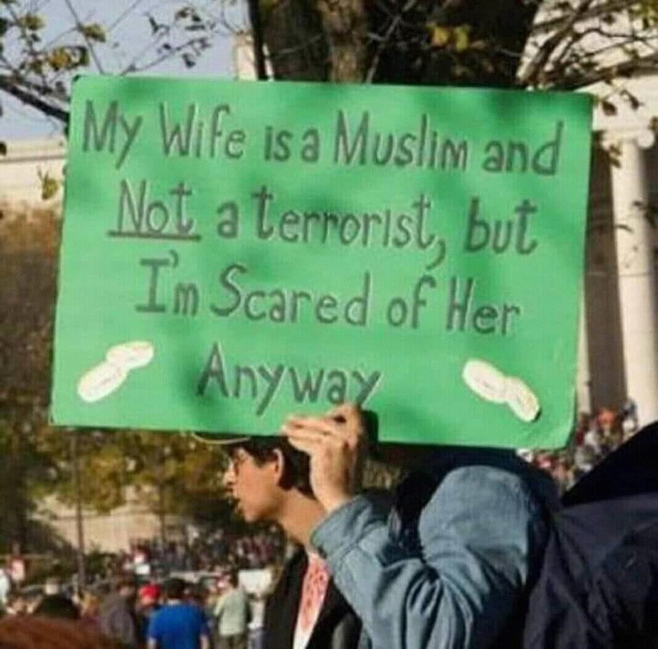 Prosvjednik nasmijao prolaznike: "Moja žena je muslimanka, nije teroristkinja, ali..."