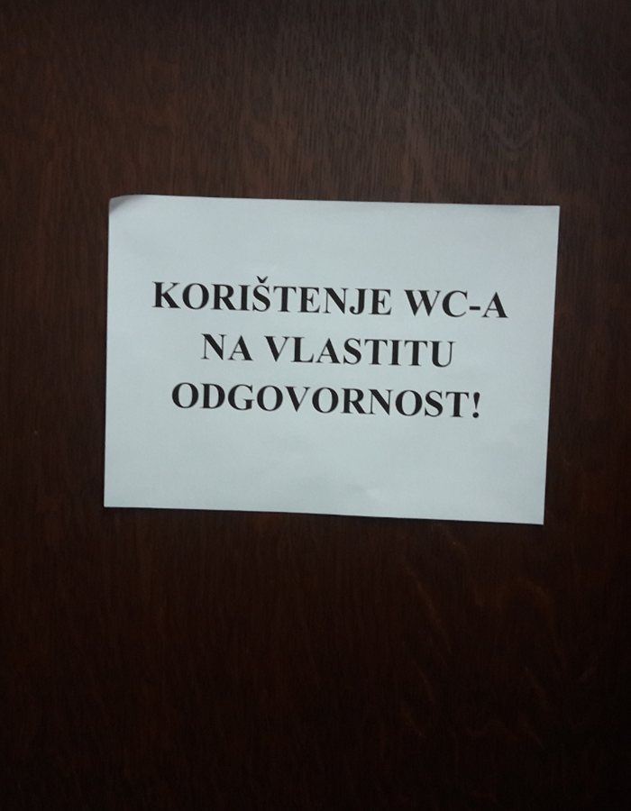 Ljude u zgradi porezne uprave dočekala zbunjujuća obavijest na vratima WC-a