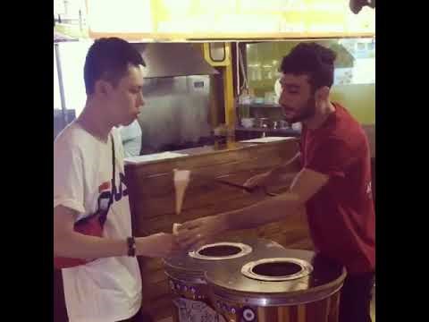 VIDEO Naručio je sladoled pa se skroz izgubio, pogledajte kako ga je prodavač izvozao!