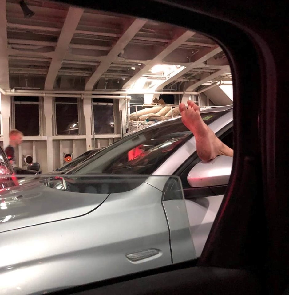 Išli su trajektom do Supetra, a onda su ugledali čovjeka koji je na čudan način odmarao u autu