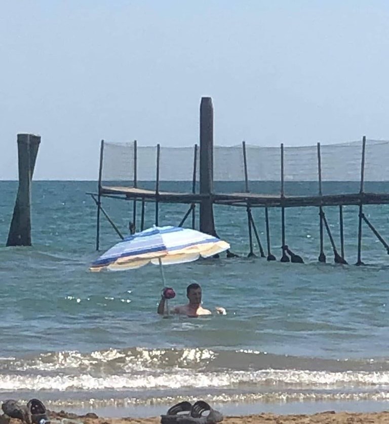 Ovaj mladić je nakratko bio glavna atrakcija na plaži, pogledajte kako se zaštitio od jakog sunca