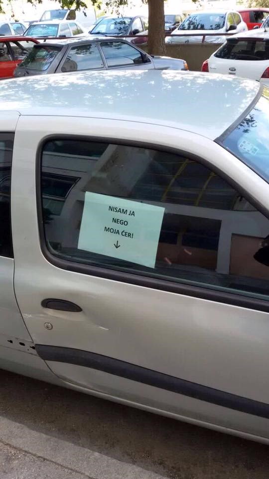 Muškarac je na autu zalijepio kratku i jasnu poruku, njegovo opravdanje je nasmijalo prolaznike