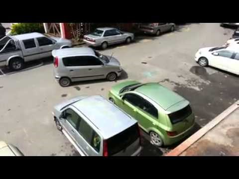 ZAKRČILA PROLAZ, OSTALI JOJ UZVRATILI Nakon ovog videa ćete dobro razmisliti kako parkirate vozilo