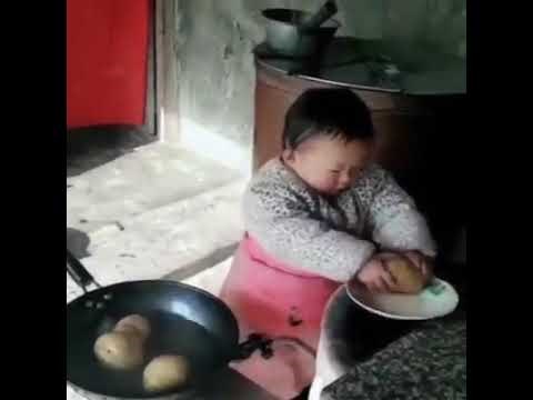 VIDEO Dječačić pomaže bolesnoj mami u kućanskim poslovima, svojim trudom je osvojio mnoga srca