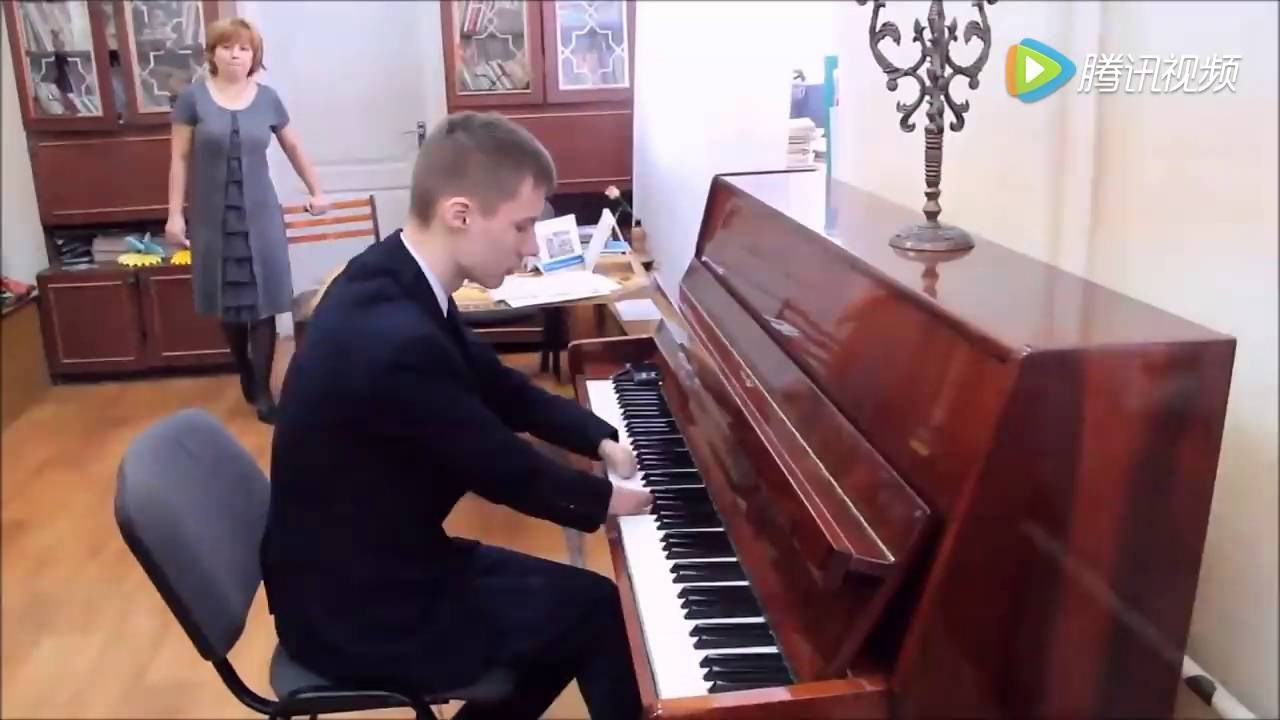 Par je posvojio 12-godišnjeg dječaka bez ruku, nikad nisu očekivali da će ih ovoliko iznenaditi svojim talentom