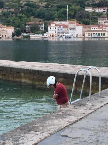 U što gleda? Što se dogodilo? Bar pokušajte objasniti ovu sliku