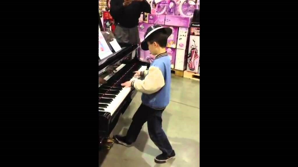 Dok su mu roditelji tražili majonezu po supermarketu, dječak je zadivio kupce svojom nevjerojatnom svirkom