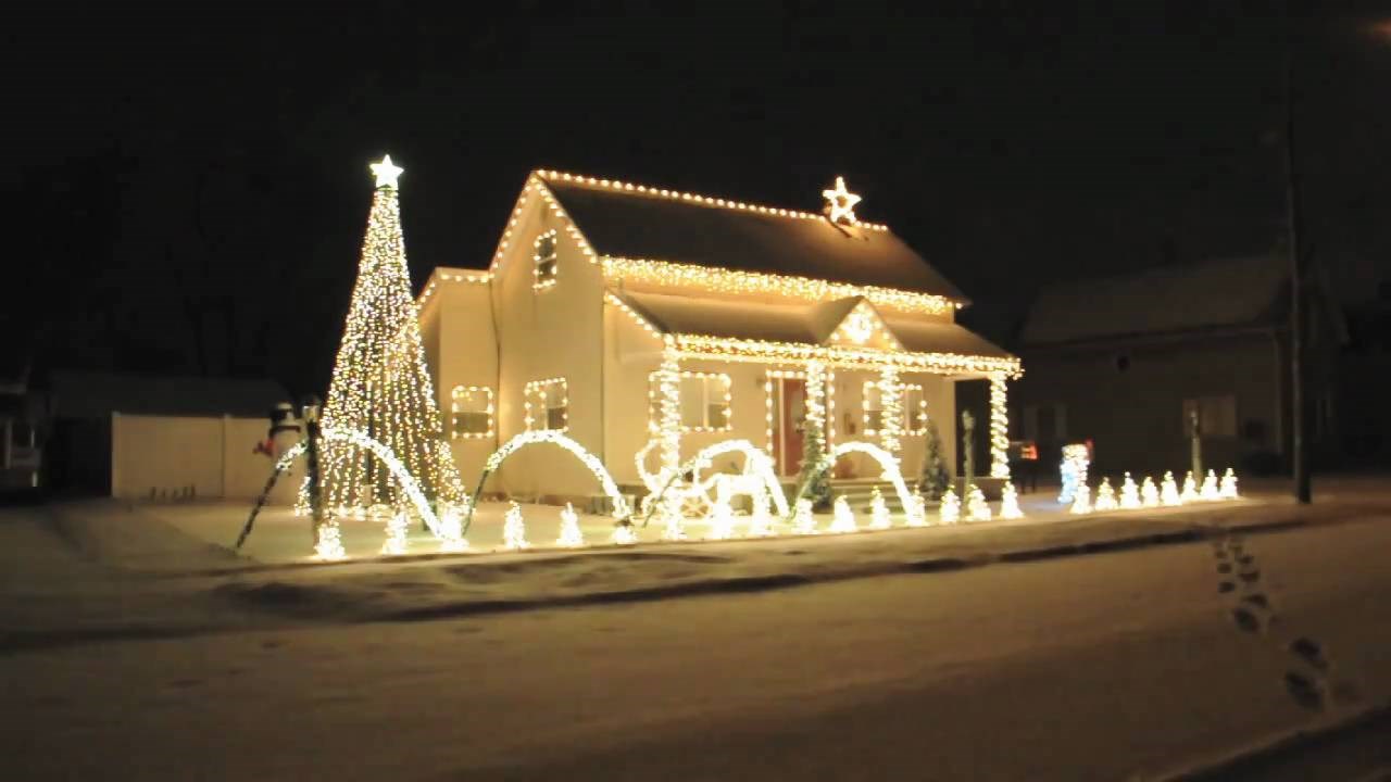 NESVAKIDAŠNJA BOŽIĆNA DEKORACIJA Lampicama su dodali glazbu i postali glavna atrakcija u ulici