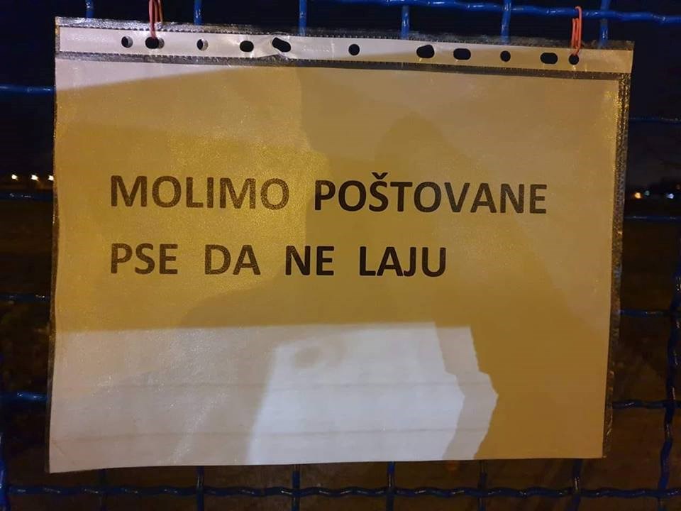 Nekome od smetali psi iz susjedstva pa je na ogradi objesio zamolbu koje nema nimalo smisla