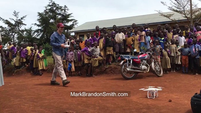 Pogledajte urnebesnu reakciju afričke djece koja su prvi put u životu vidjela dron