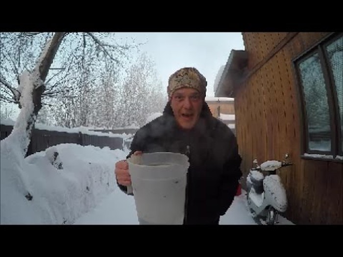 POKUS NA -46°C Bacio je vrelu vodu u zrak, pogledajte što se dogodilo!