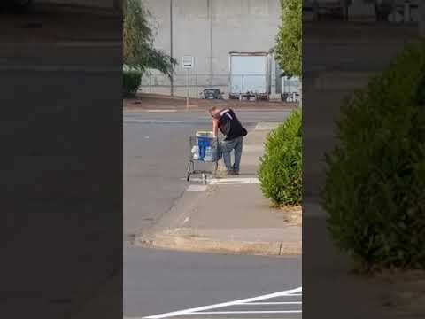 KAKO DROGA DJELUJE NA MOZAK Žena je snimila što je ovisnik učinio nakon što je kupio puna kolica vode