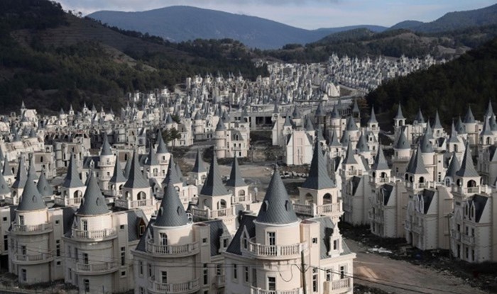 Izgradili su selo sa stotinama malih dvoraca pa primijetili problem kad je već bilo prekasno