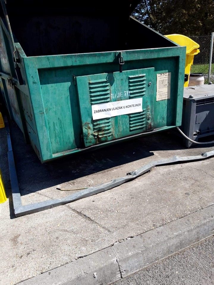 Je li ovaj natpis na kontejneru smiješan ili tragičan? Odlučite sami