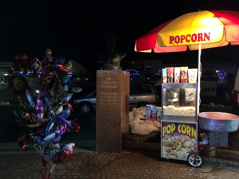 FRANJO POMAŽE Pravi domoljub će kupiti kokice kod ovog prodavača