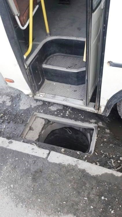 Vozač autobusa je stao na vrlo nezgodnom mjestu, putnici su morali dobro razmisliti žele li ući