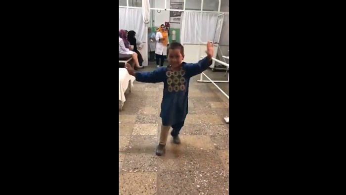 VIDEO Mali Afganistanac raznježio je ljude u bolnici svojom reakcijom nakon što je dobio protezu za nogu 