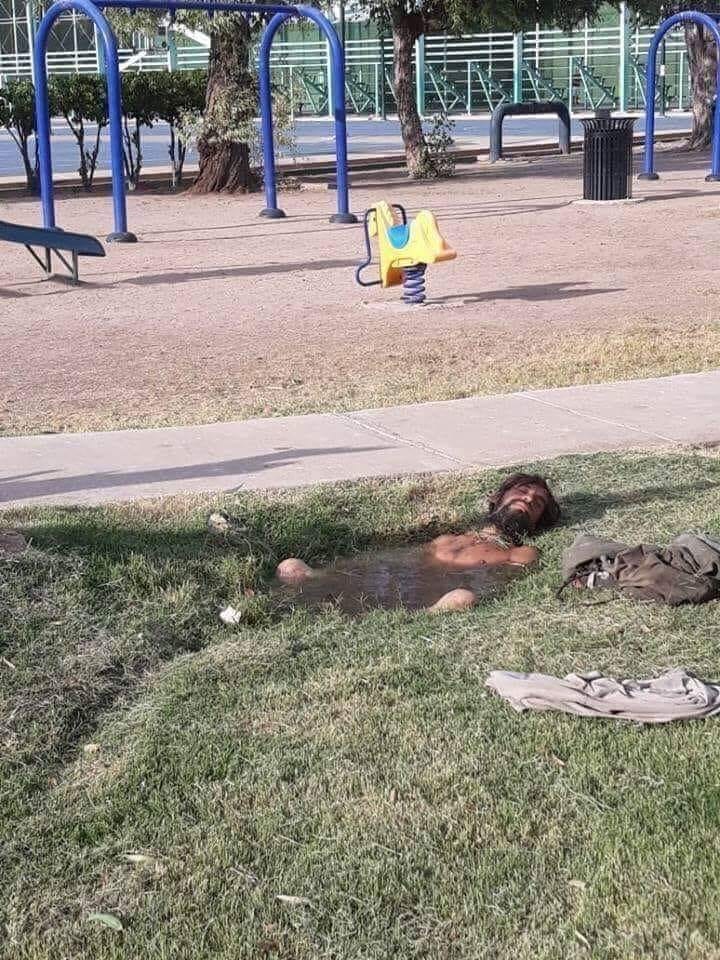 Van je već rano ujutro bilo vruće, čudak je pronašao savršeno mjesto za osvježenje i odmor