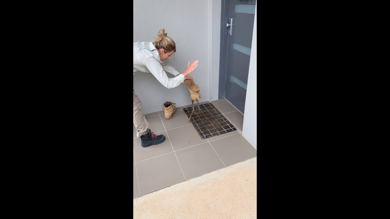 VIDEO Čovjek htio obući cipele pa unutra našao nešto zbog čega je odmah zgrabio telefon