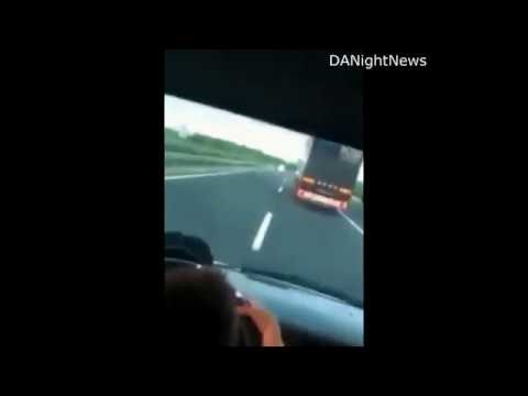 ŠOKANTAN VIDEO S AUTOCESTE Sedmogodišnjak za volanom, roditelji se smiju i viču "Zaobiđi ga!"