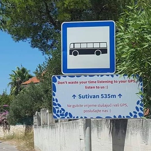 TURISTI, ŠTO ĆETE SAD? Netko je na Braču postavio zanimljivu tablu koja zbunjuje goste