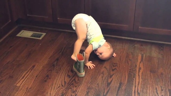 VIDEO Beba ima svoju tehniku: Kad su vidjeli kako pokušava obući čizmu, roditelji su se počeli smijati