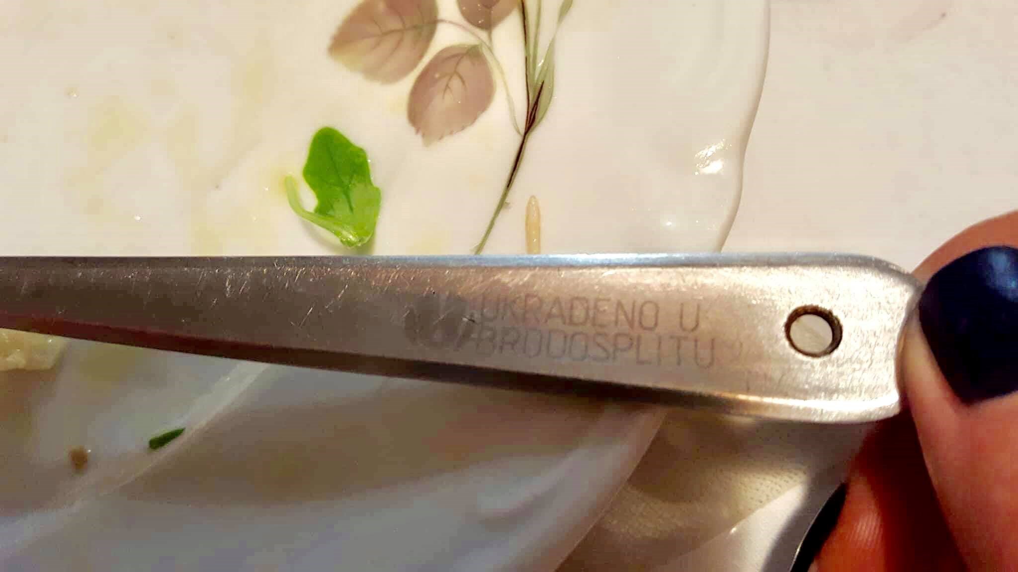 Dok je jela, Splićanka je primijetila nešto smiješno. Pogledajte što je pisalo na priboru za jelo