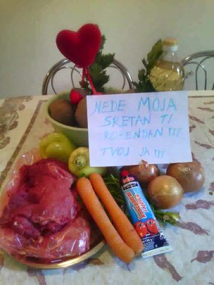 Muž je ženi na stolu ostavio rođendanski poklon koji je nije previše oduševio