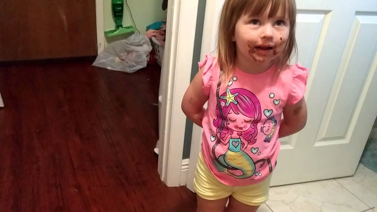 VIDEO Klinka je mamu uvjeravala da nije jela kolač, no vidjet ćete zbog čega je mami bila sumnjiva