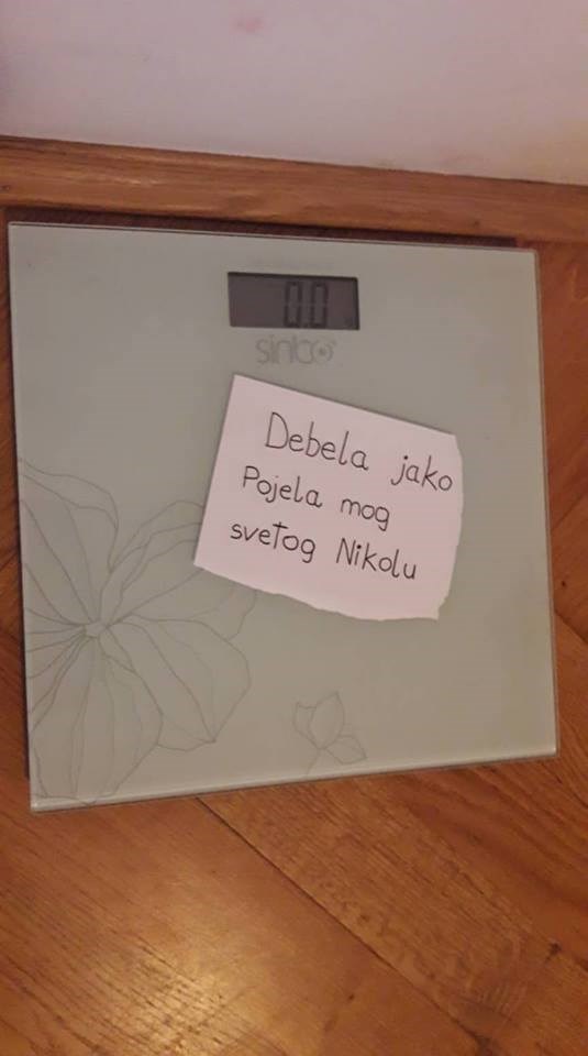 Mama je htjela provjeriti je li skinula koju kilu, na vagi ju je dočekala djetetova osvetnička poruka