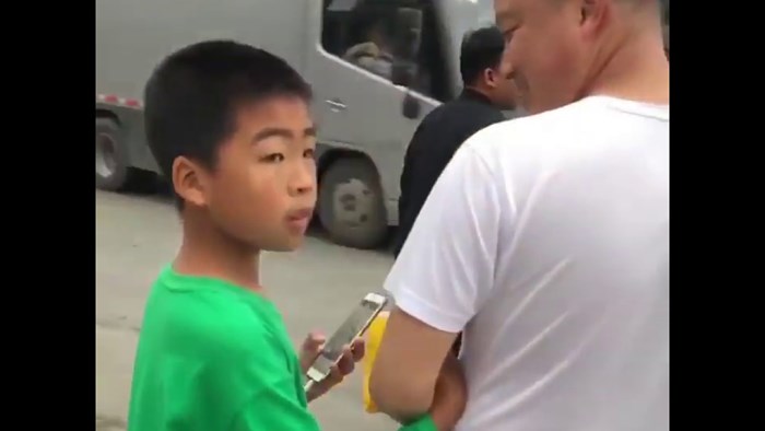VIDEO Roditelji su hodali sa sinom po gradu, jedan nesporazum ih je nasmijao do suza