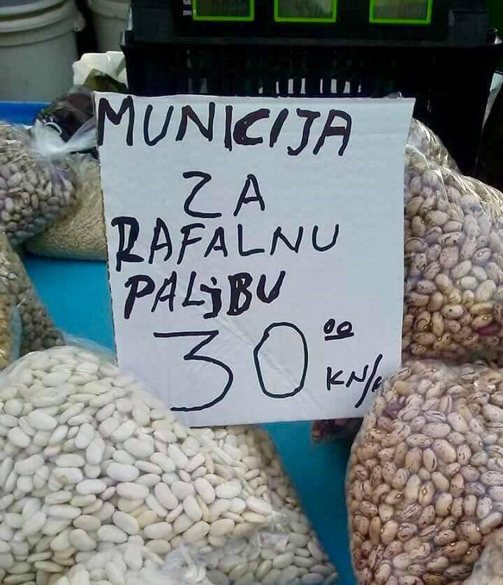 Opasnan proizvod iz bašče: Žena na zelenoj tržnici prodaje streljivo, no ne brinite, nije ono što mislite!