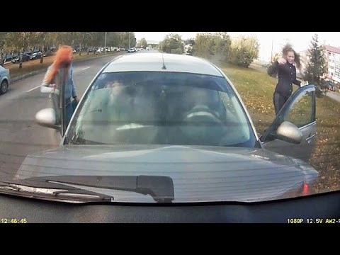 LAKŠE MALO, DJEVOJKE! Nakon ovoga nikad više neće preticati druga vozila bez provjere