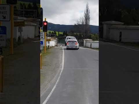 Kratka snimka pokazuje zbog čega nije dobro prolaziti kroz crveno, pogotovo ako ne znate voziti unatrag