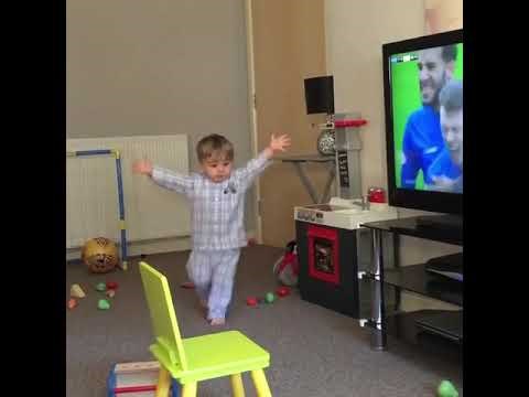 Dječačić je pažljivo gledao utakmicu, roditelji su snimili što se dogodilo kad je nogometaš zabio gol