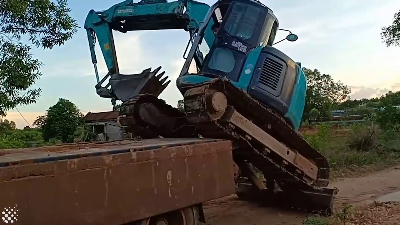 Bagerist se pomoću genijalnog trika uspio sam popeti na prikolicu kamiona, pogledajte što je izveo