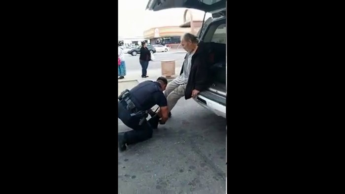 Policajac je zamolio beskućnika da dođe do auta pa kleknuo i zadivio sve oko sebe