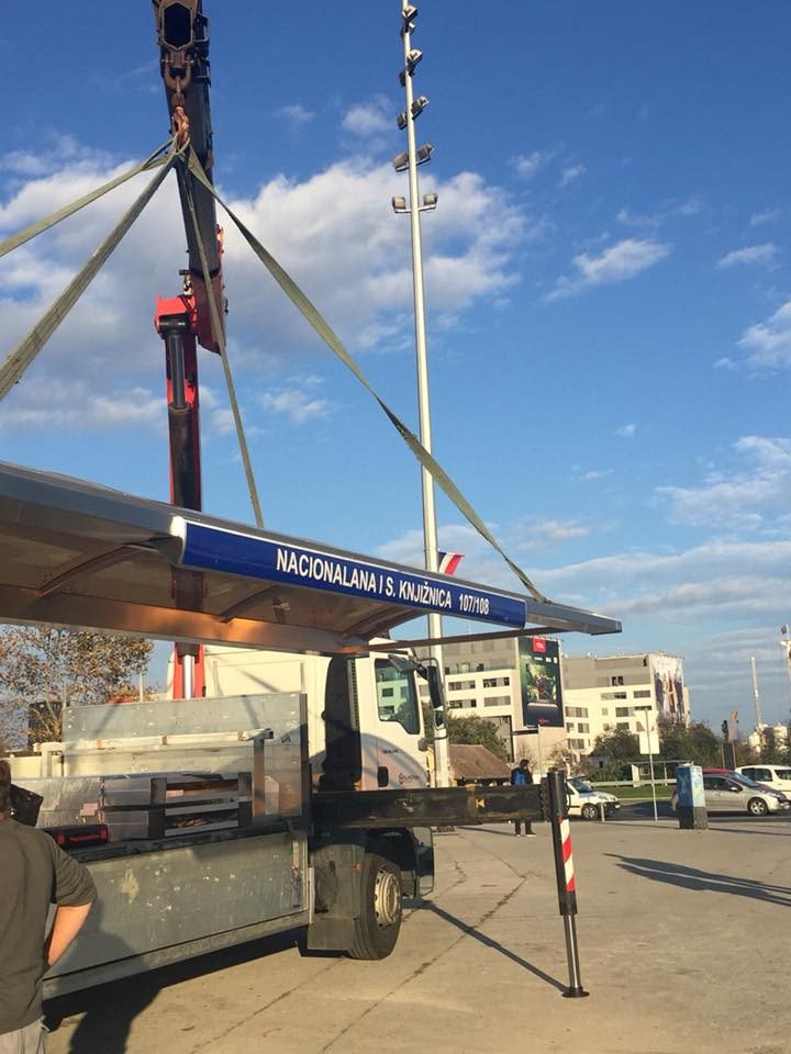 "ODLIČNO" OBAVLJEN POSAO Stigla nova nadstrešnica kod Sveučilišne knjižnice, u prvom planu - tipfeler!