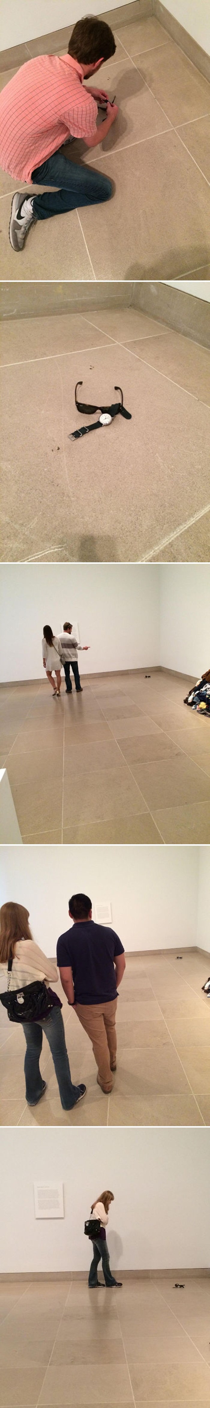 Mladić postavio svoj sat i naočale na pod pa promatrao reakcija posjetitelja muzeja suvremene umjetnosti