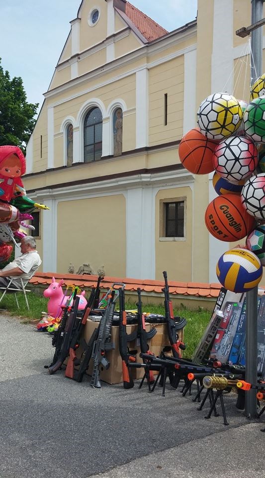 Netko je pronašao čudno mjesto za prodaju plastičnih pušaka