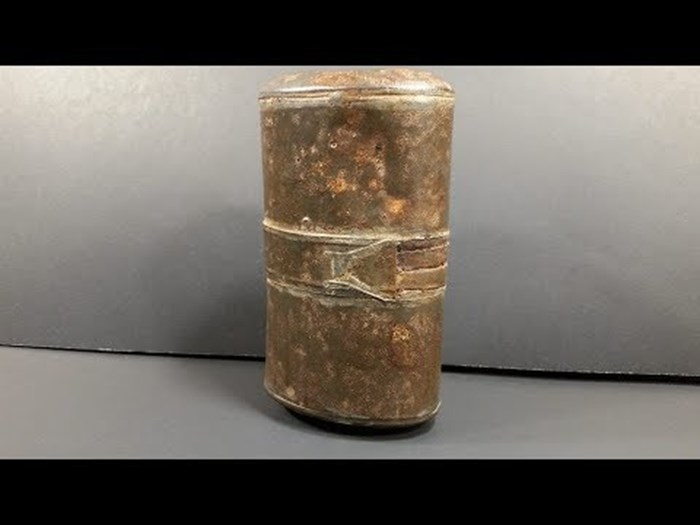 VIDEO Muškarac pokušao pojesti 117 godina staru vojničku konzervu, sadržaj je izgledao odvratno