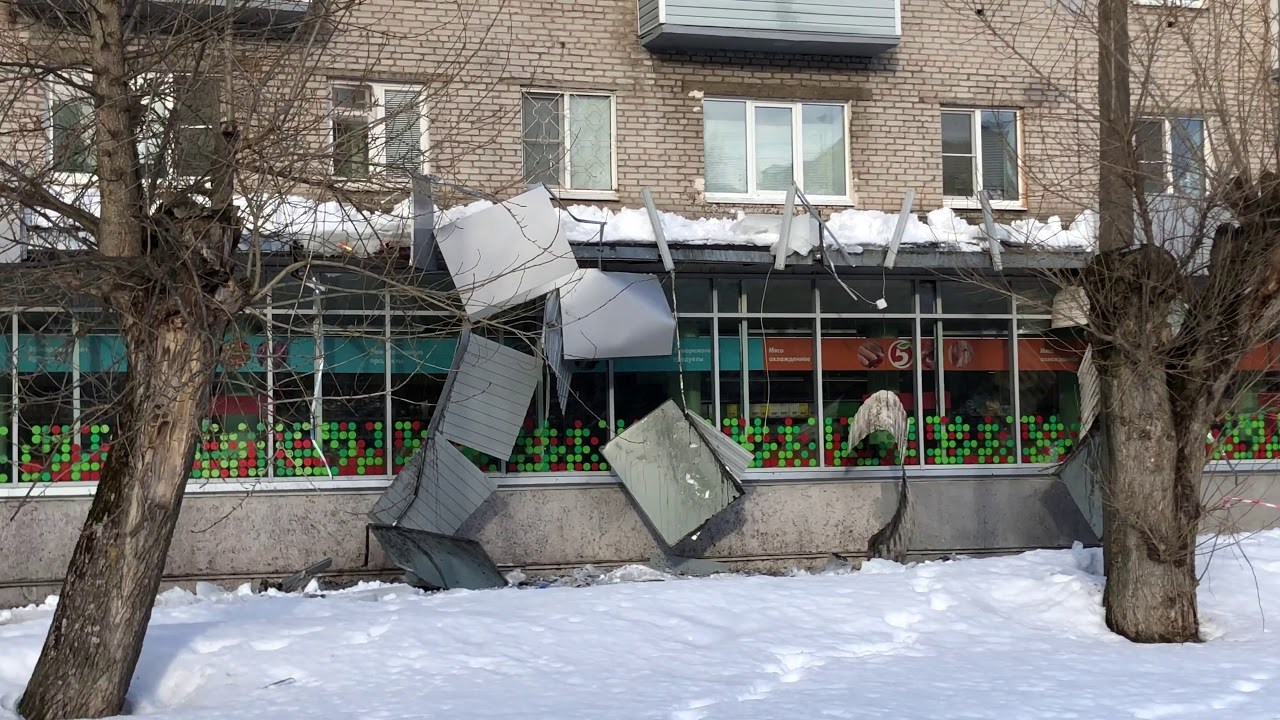 VIDEO Idioti čistili snijeg s krova zgrade, stanari ostali šokirani kad su vidjeli što se dogodilo