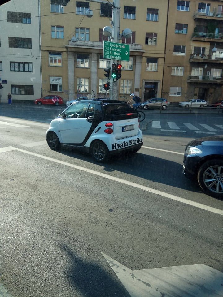 Netko je u Zagrebu slikao auto s natpisom, pogledajte što je nasmijalo prolaznike i ostale vozače