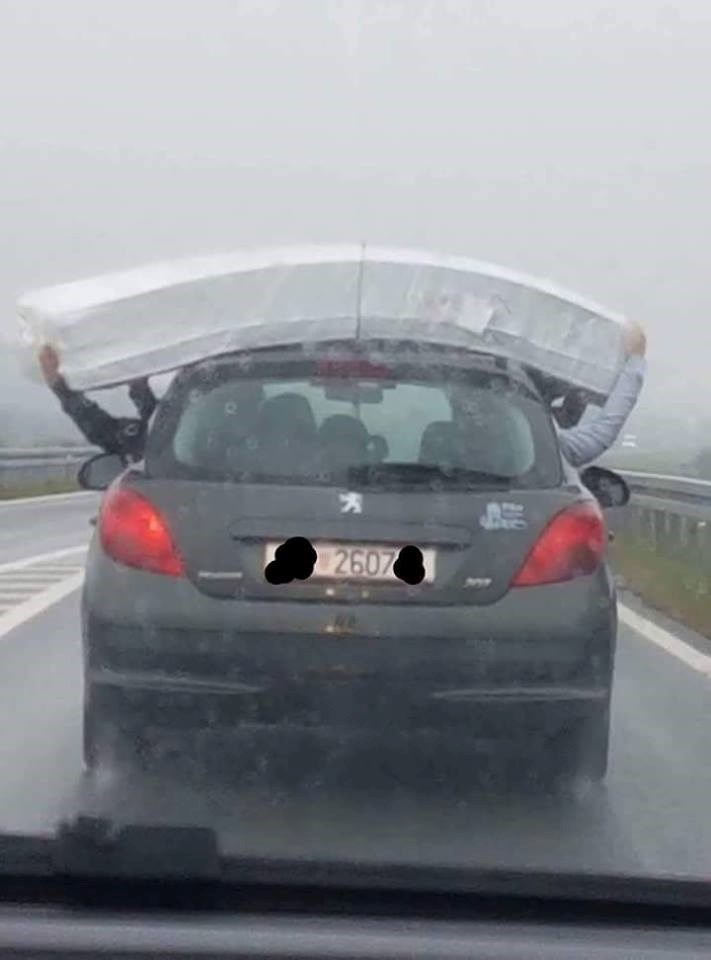 Kiša im je pokvarila "genijalnu" ideju, pogledajte što im se dogodilo s nečim što su vjerojatno tek kupili